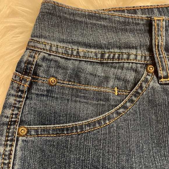 Bandolino Blu, Capris, Blue Jeans, Pockets, Rivets, Stretch, Size 12 - Picture 9 of 15